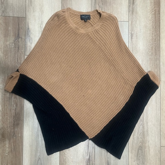 Romeo & Juliet Couture Sweaters - Romeo & Juliet Couture Tan and Black Sweater Top Medium